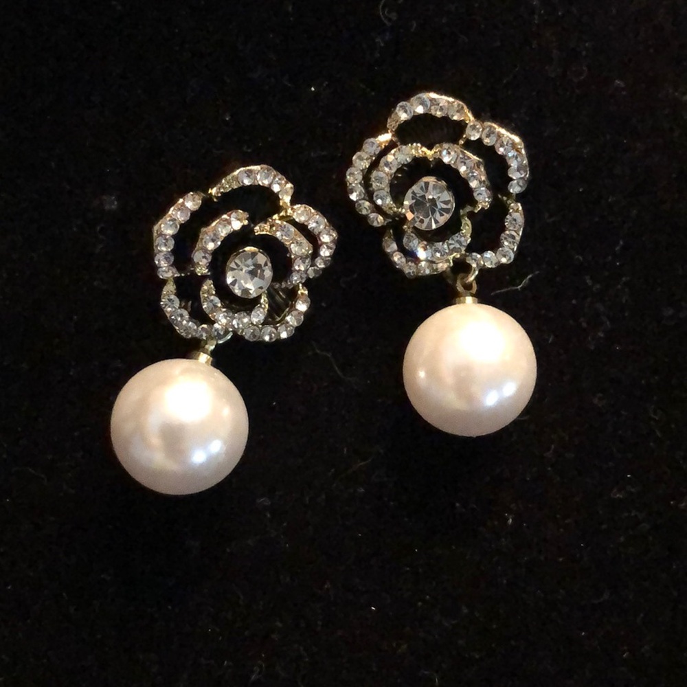 Elegant Camilla pearl drop gold-tone & black flower solitaire+crystals earrings